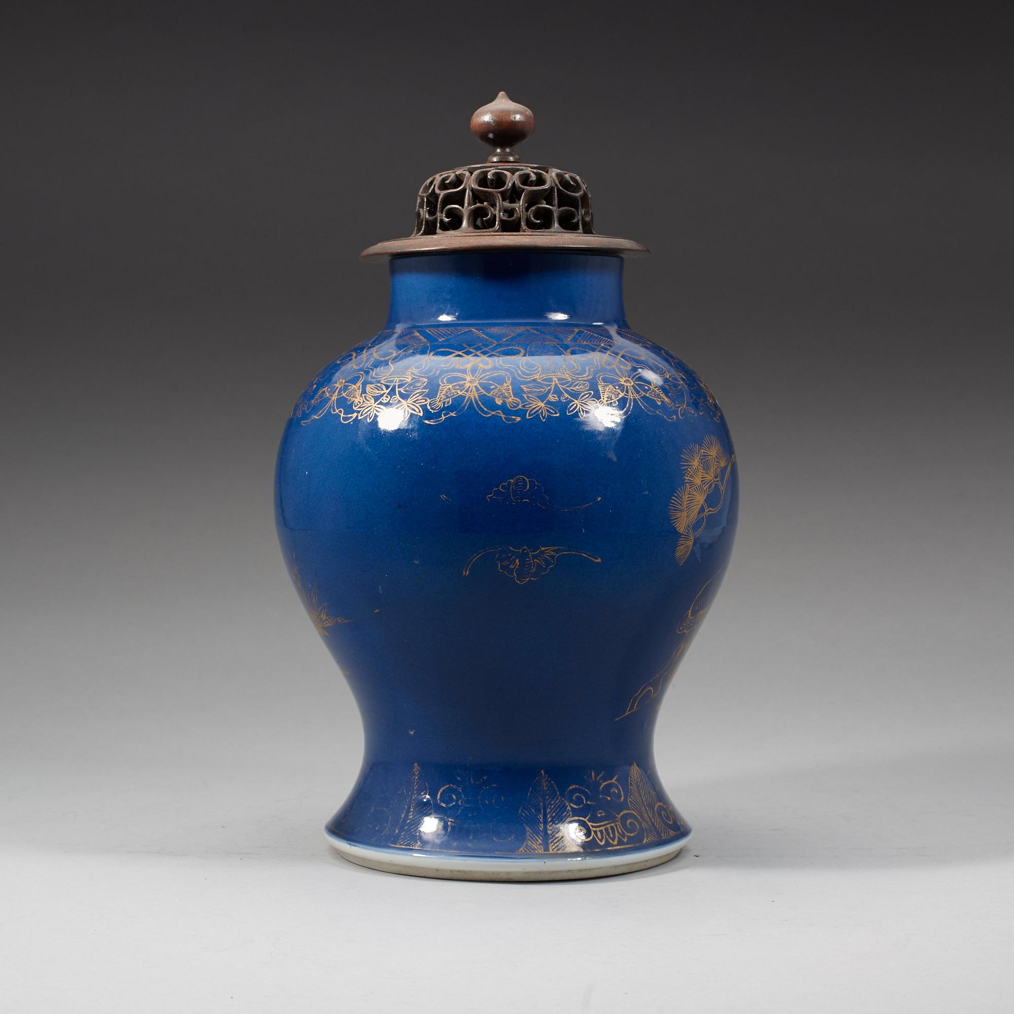 A powderblue vase, late Qing dynasty (1644-1912).