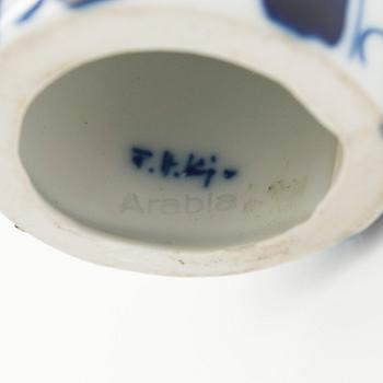 Friedl Holzer-Kjellberg, figuriini, keramiikkaa, signeerattu F.H.Kj. Arabia.