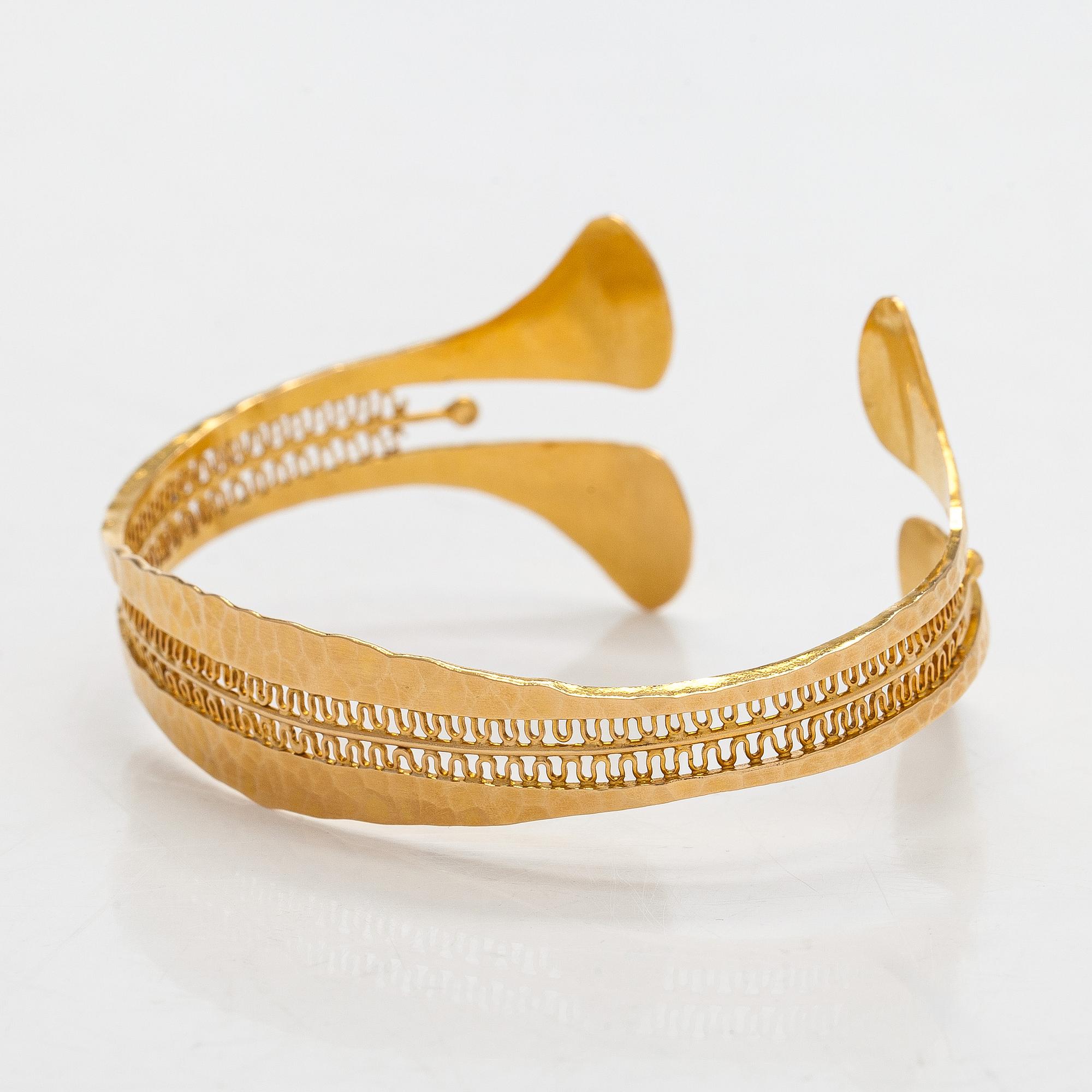 Tapio Wirkkala, rannekoru, "Viikinkiranne", 18K kultaa, 1960-luku.