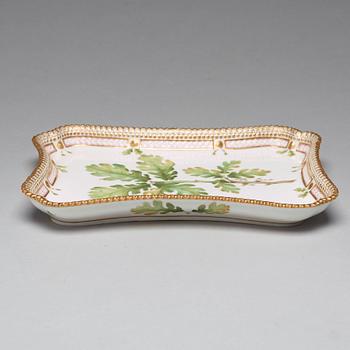BRICKA, porslin. "Flora Danica", Royal Copenhagen, Danmark, 1900-tal.