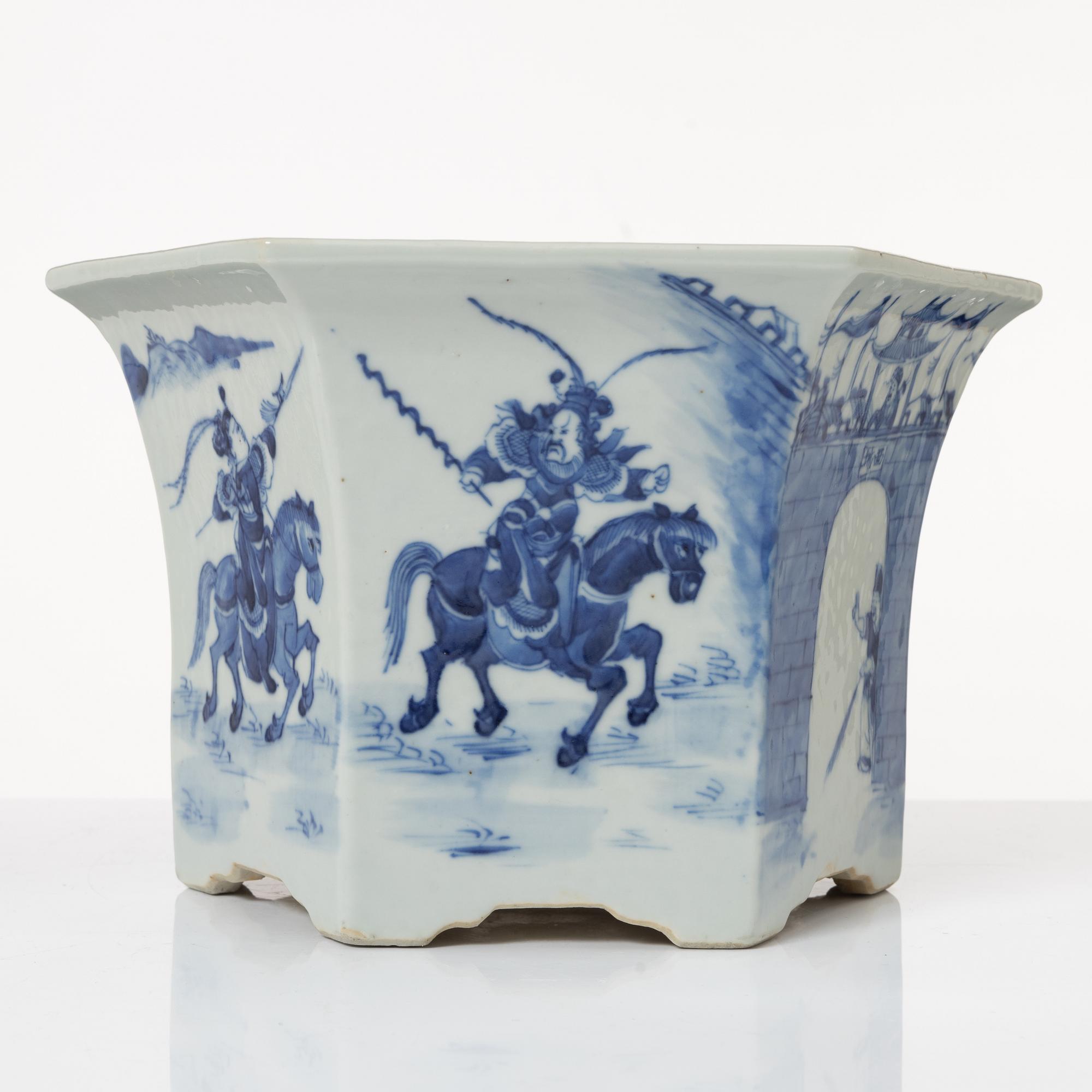 A Chinese blue and white porcelain flower pot, Qing dynasty, 19th century.