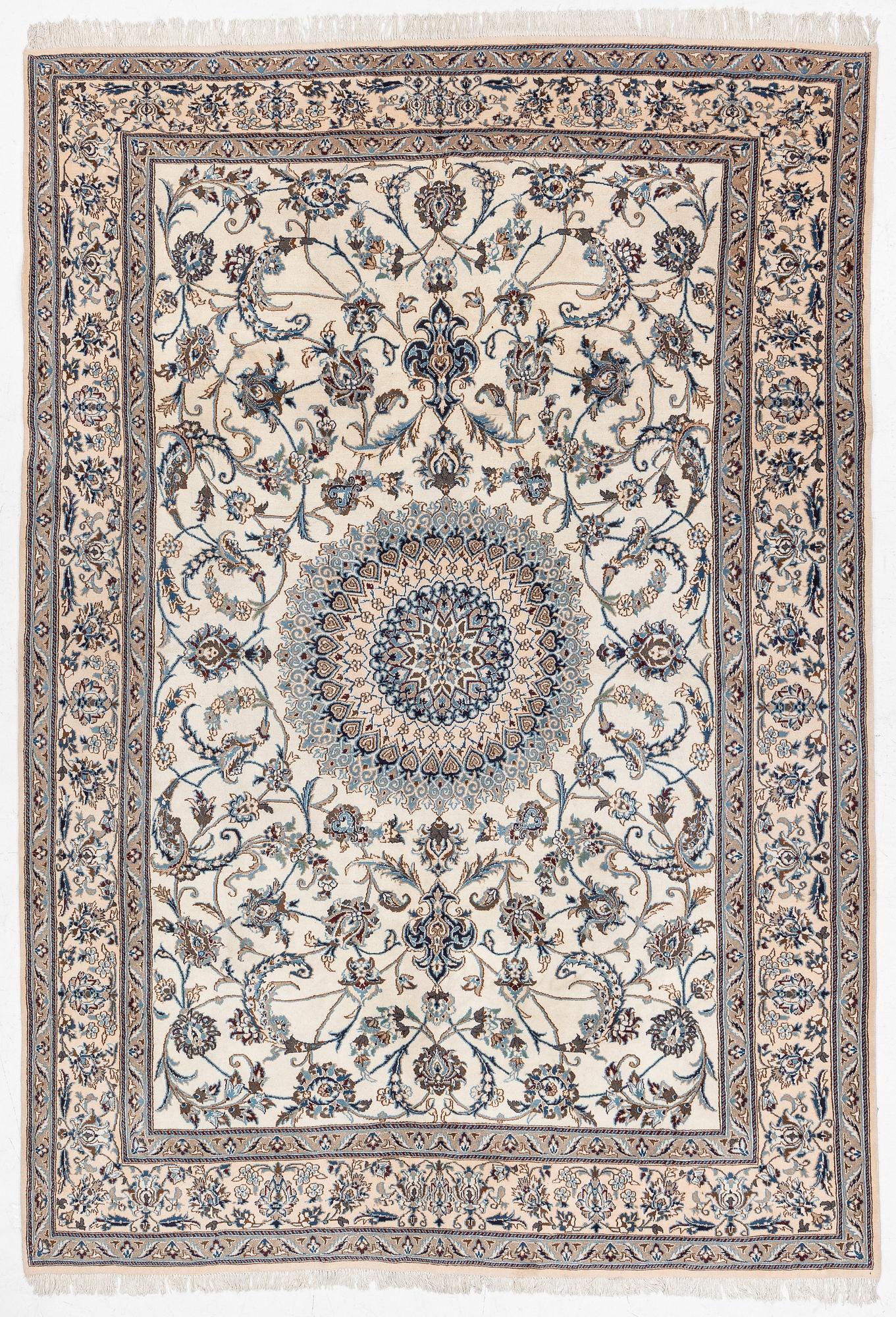 An Oriental carpet, approx. 354 x 243 cm.