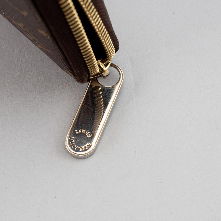 LOUIS VUITTON, a monogram canvas 'Zippy' wallet.