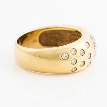 Ring in 18K gold set with round brilliant-cut diamonds.