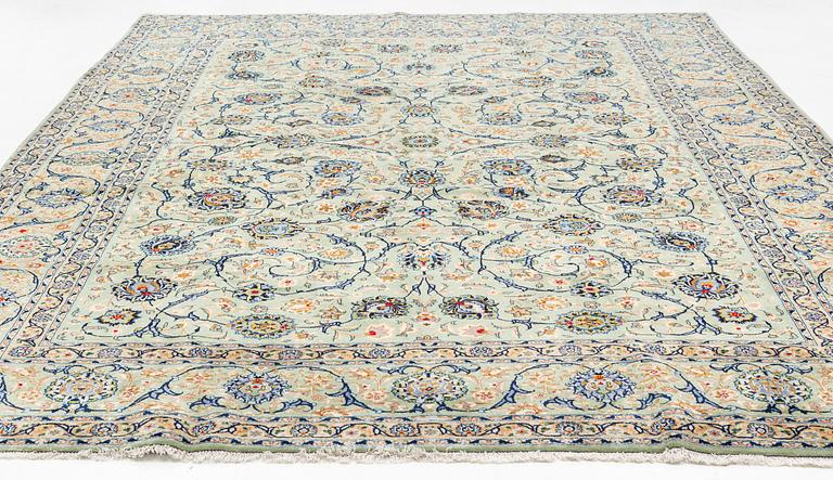 A carpet, semi-antique Najafabad, ca 420 x 306 cm.