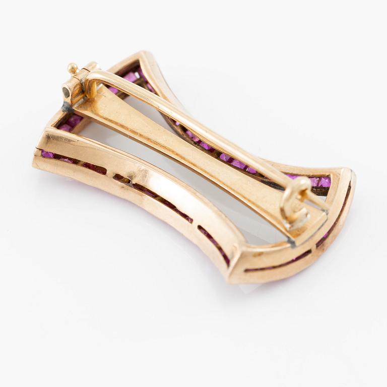 Två broscher 18K guld med pärlor och rosa stenar.