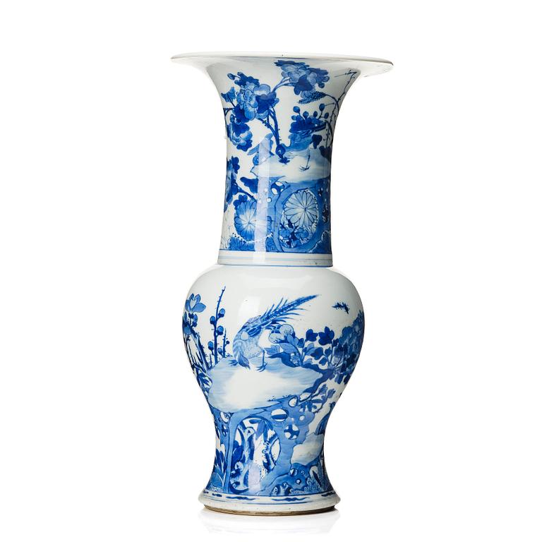 A Chinese blue and white 'Yen-Yen' Vase, Qing dynasty, Kangxi (1662-1722).