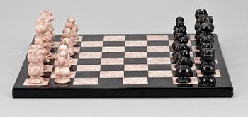 SCHACKBRÄDE MED PJÄSER, sten, 1900-talets andra hälft.