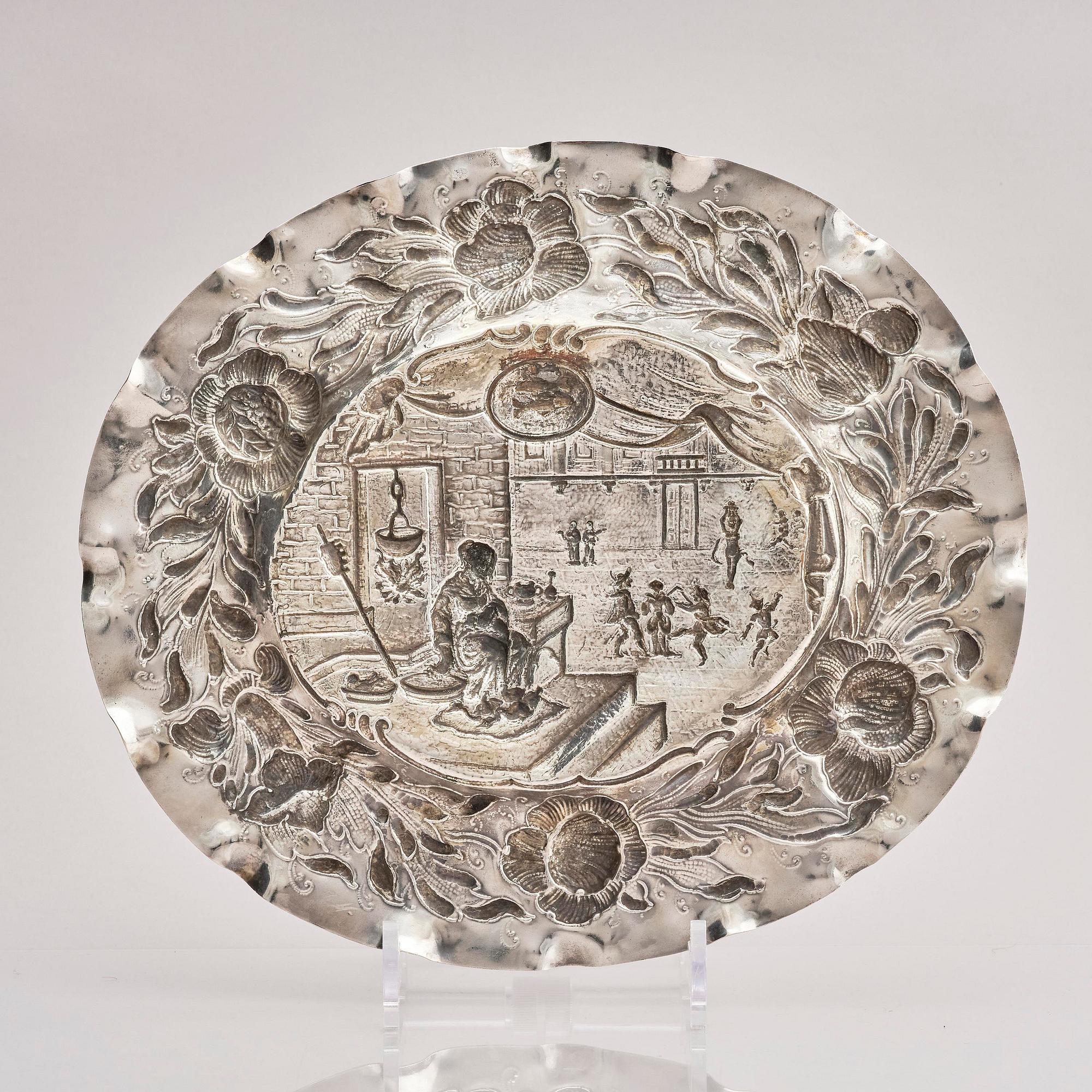 Presenterfat, silver, barockstil, fantasistämplar, möjligen Hanau, omkring år 1900.