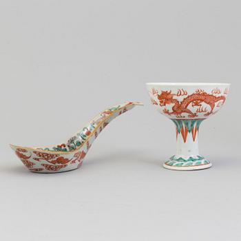 A large porcelain spoon and footed bowl, Qing dynasty, late 19th century.