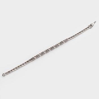Armband, 14K vitguld med briljantslipade diamanter, Importstämplad A. Tillander 1975.