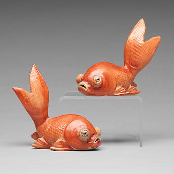 A pair of porcelain figurines of gold fishes, Qing dynasty, Qianlong (1736-95).