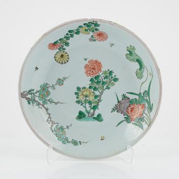 A large famille verte dish, Qing dynasty, Kangxi (1662-1722).