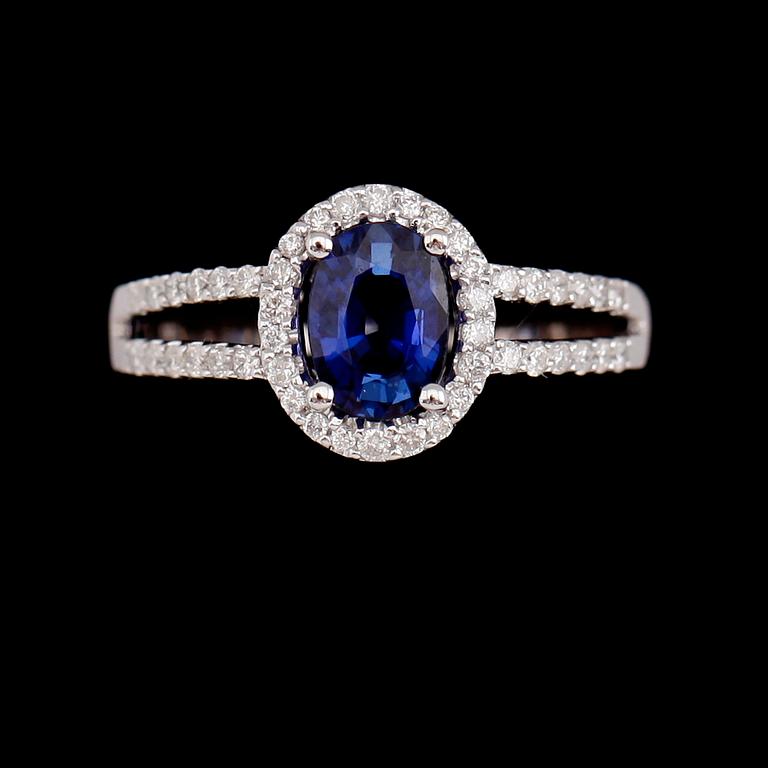 RING, 18 k vitguld, safir ca 0.97 ct, briljantslipade diamanter tot ca 0.30 ct.