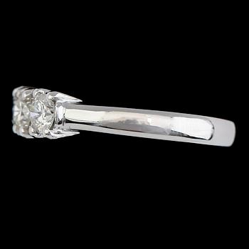 RING, 18K vitguld, 3 briljantslipade diamanter tot ca 0.84 ct.