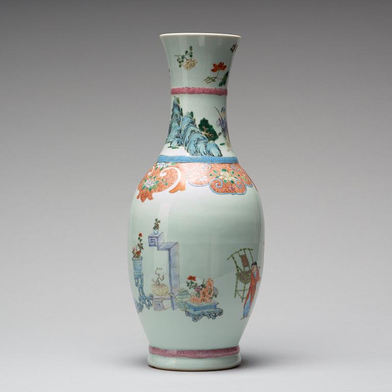 VAS, porslin. Qingdynastin (1644-1912)., med Qianlongs märke.
