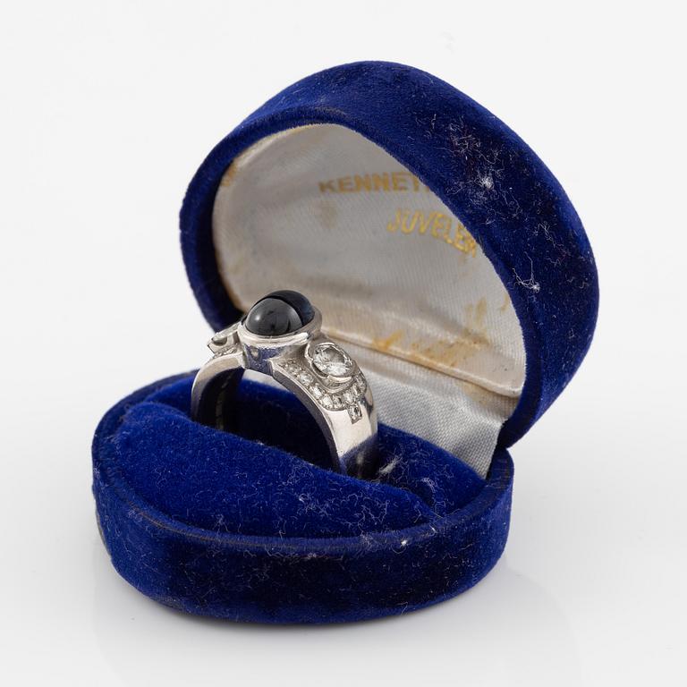 Ring in 18K white gold set with a cabochon-cut sapphire and brilliant-cut diamonds, Kenneth Magnell.