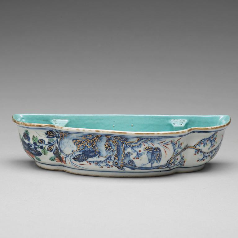 A blue and white and enamelled basin, Qing dynasty, 18th Century.