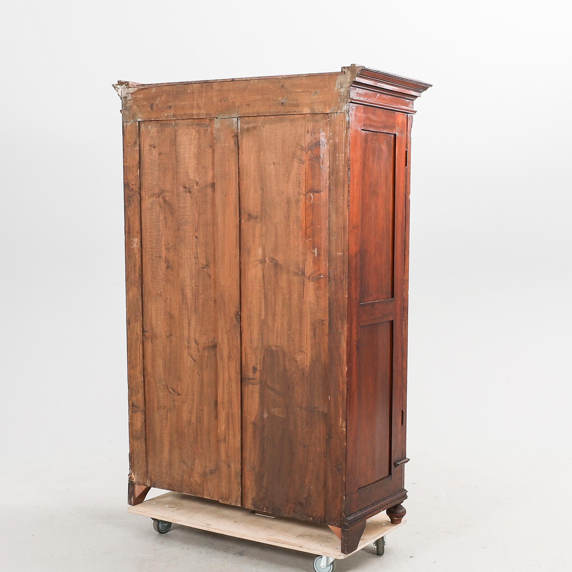 Vitrinskåp omkring 1900.