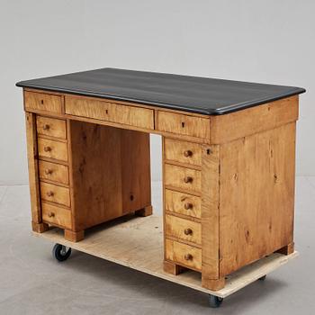 SKRIVBORD, omkring sekelskiftet 1900.