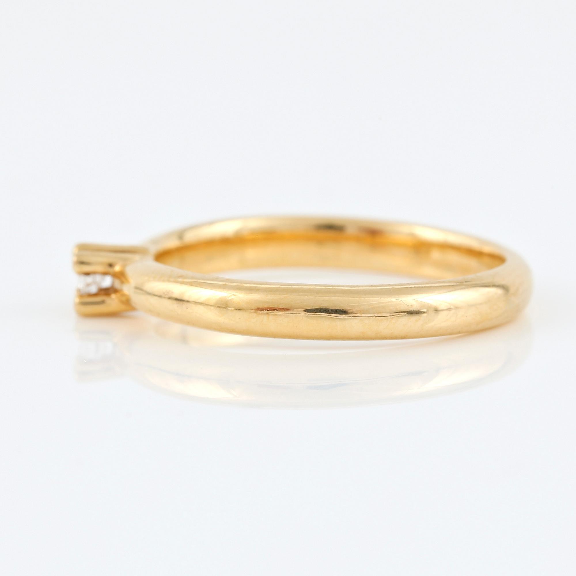 RING, Sverige, 18K guldband med diamant ca 0.05ct.