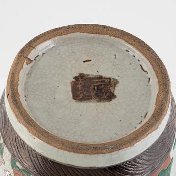 A Chinese enamelled vase, late Qingdynasty / around 1900.