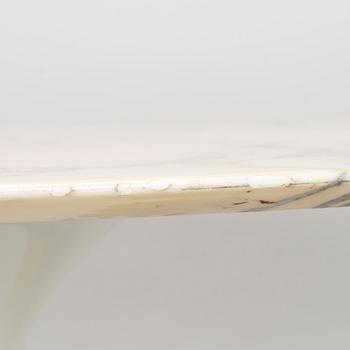 Eero Saarinen, A mid-20th century  'Tulip' dining table, for Artek, manufactured under licens by Billnäs factory.