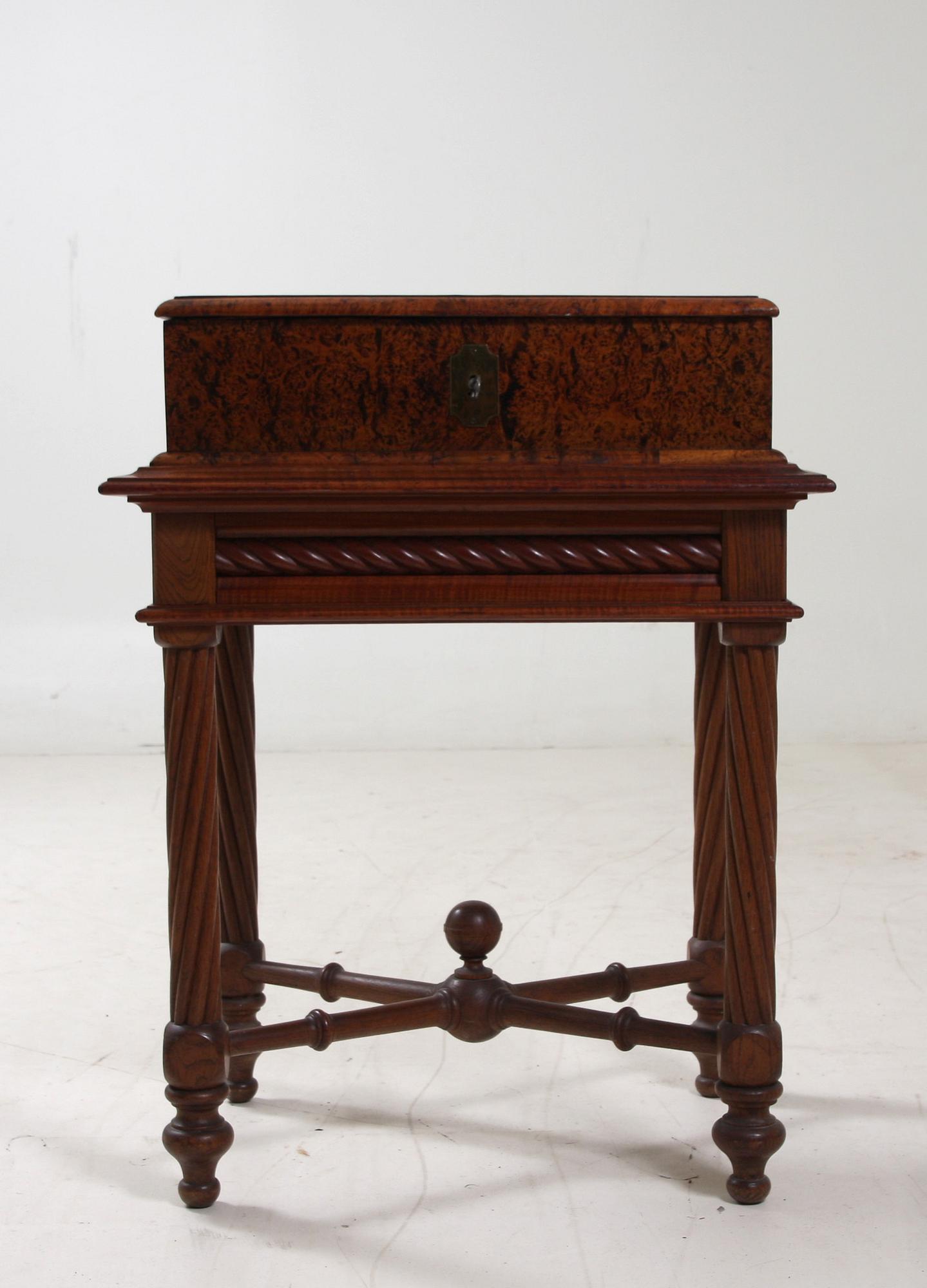 SCHATULL PÅ BENSTÄLLNING, delvis 1700-tal.