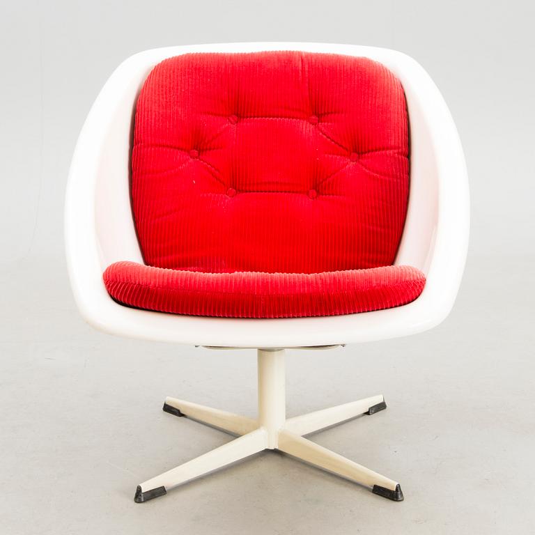 A 1970s rotating lounge chair.