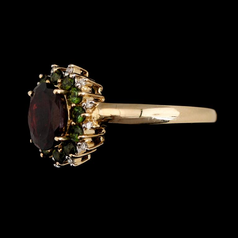RING, 10K guld, diamanter tot ca 0.06 ct, granater och turmaliner.