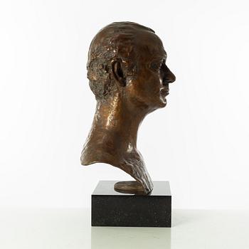 Gudmar Olovson, skulptur. Signerad. Numrerad. Gjutarstämpel. Brons, total höjd 52 cm, längd 28 cm.