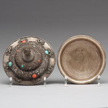 SKÅL med LOCK, trä och låghaltigt silver med inläggningar. Tibet/Mongoliet, 1800-tal.