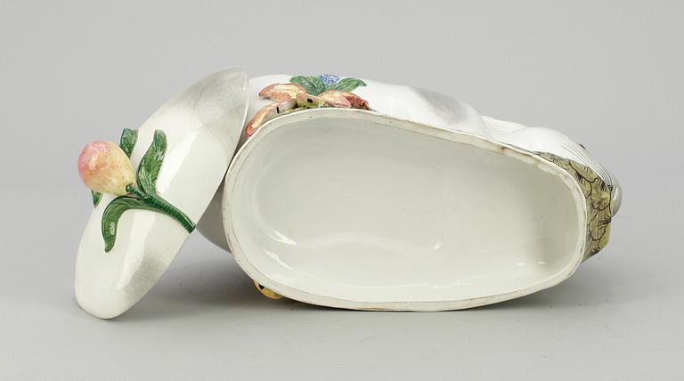 TERRIN MED LOCK, porslin, 1900-talets första del.