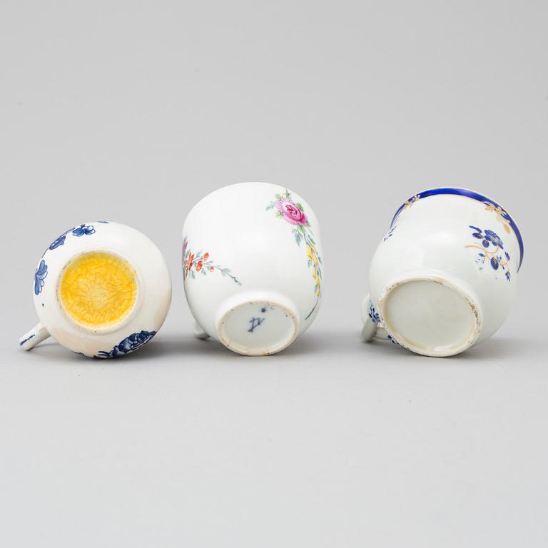 A lot of 3 custard cups, cup and a dish, 18th century and newer.