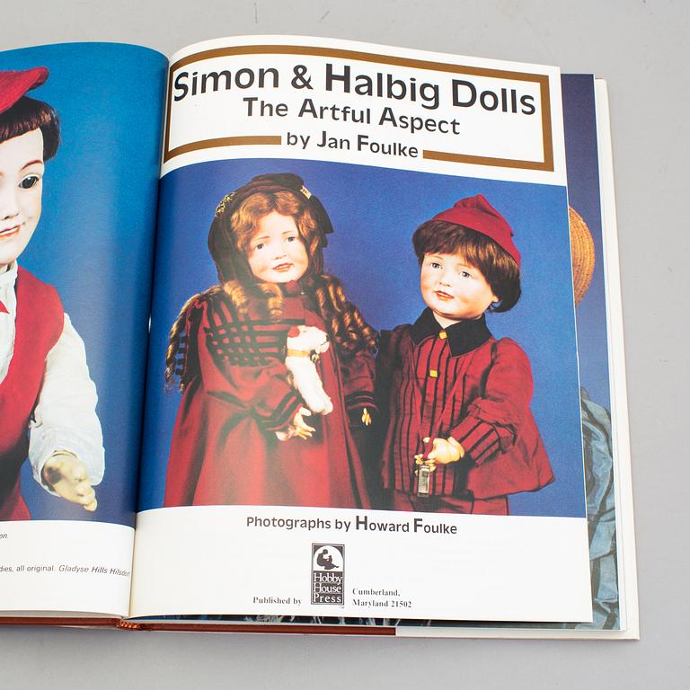 A lot of twelve books regarding antique dolls.