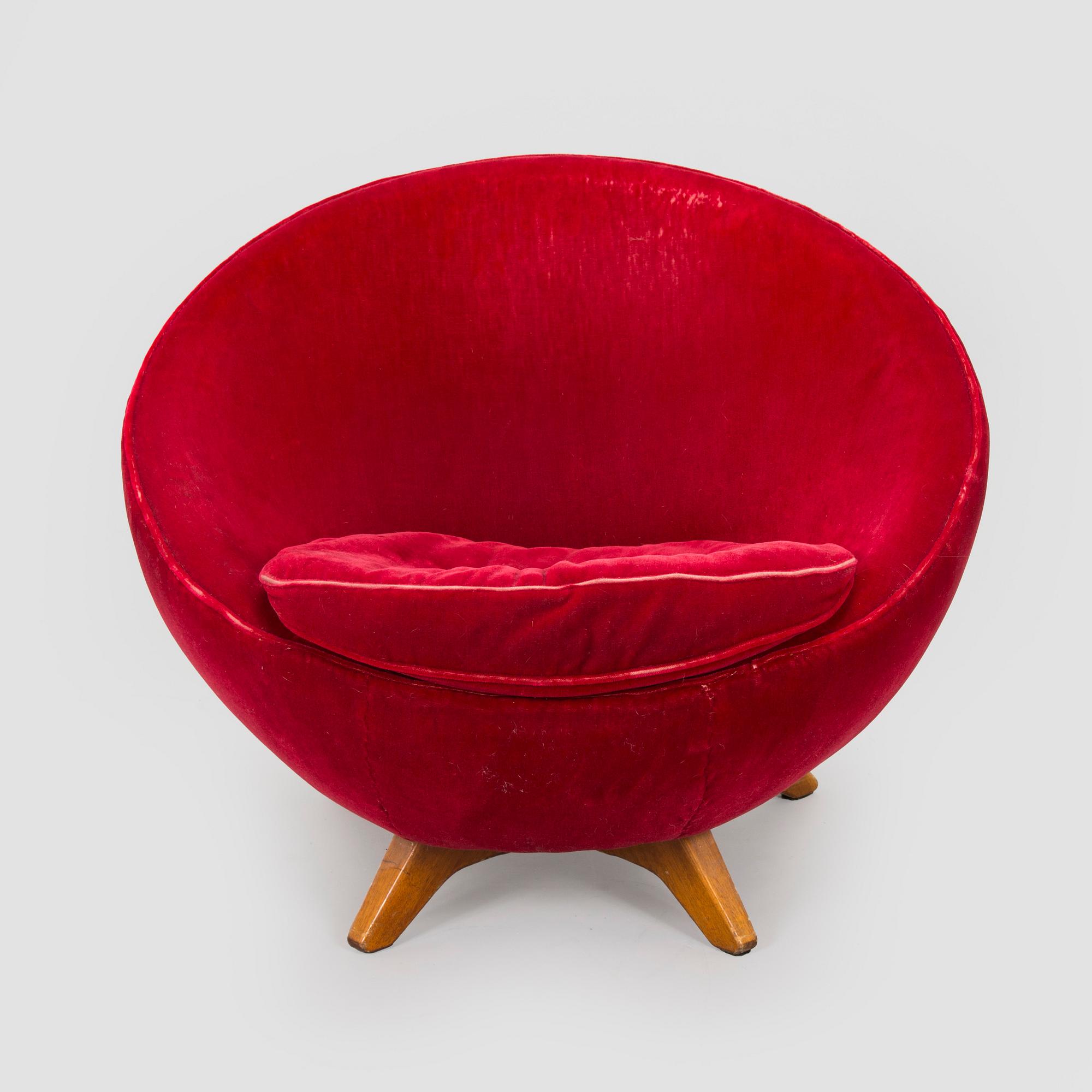 A 1950s easy chair.