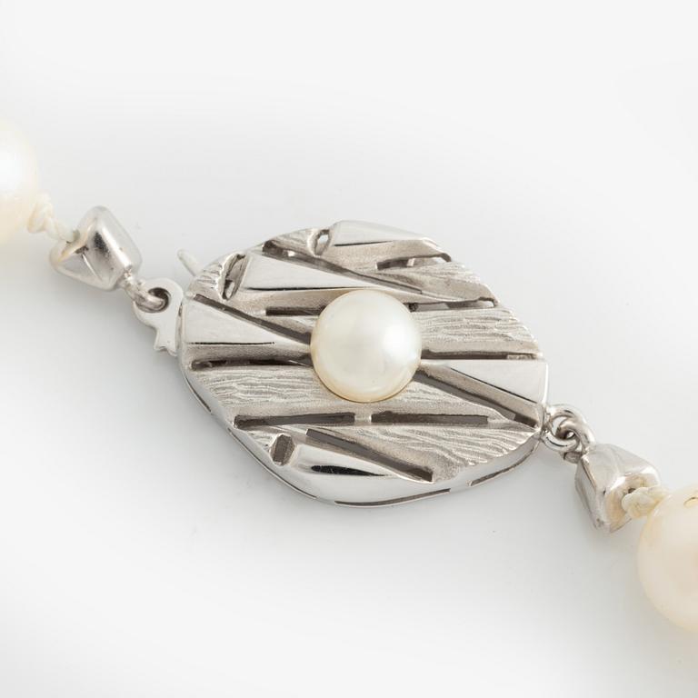 Pearl necklace, with cultured saltwater pearls, clasp in 18K white gold.