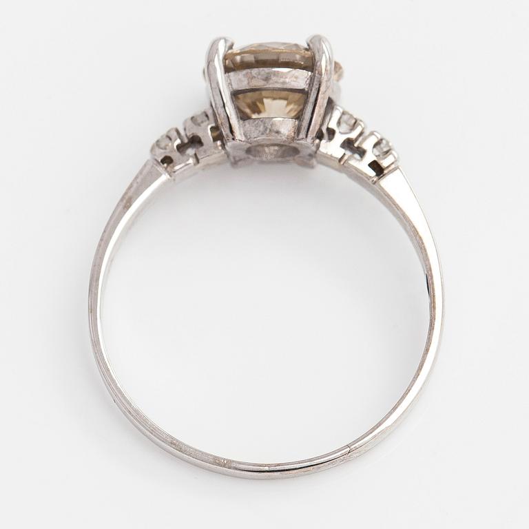 An 18K white gold, set with brilliant-cut diamonds. With IGI report.