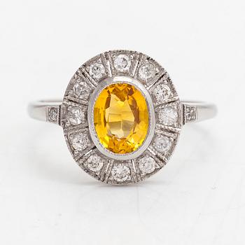 Sormus, platinaa, ovaalinmuotoinen keltainen safiiri sekä timantteja yht. noin 0.30 ct.