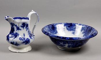 TVÄTTFAT MED KANNA, porslin, bla Gustafsberg. 1800-tal.