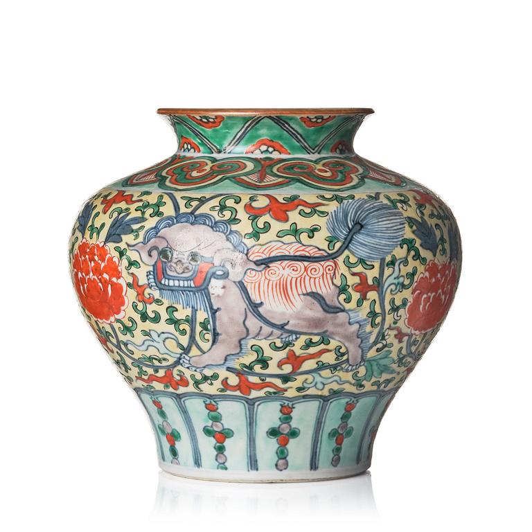 A wucai Transition style vase, Qing dynasty, 19th Century.