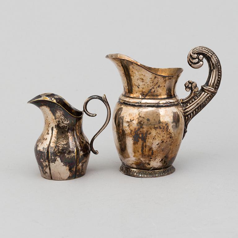 A silver plated sugar bowl, sauce bowl and 2 creamers, 19th century.