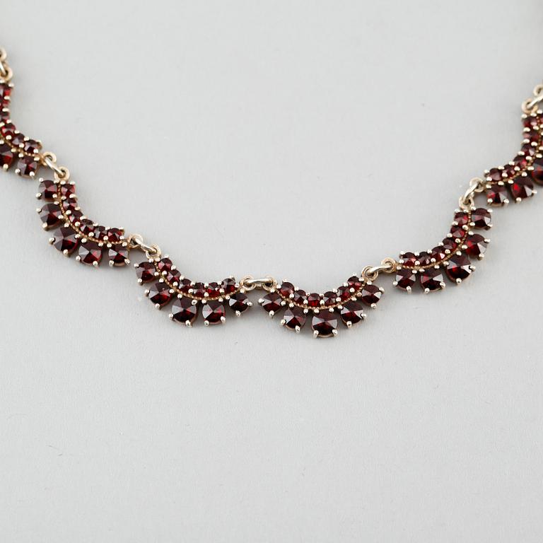 COLLIER, förgyllt silver och granater.