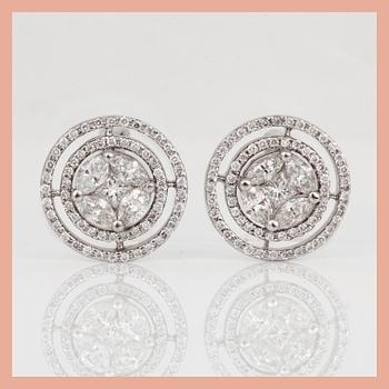 ÖRHÄNGEN, 18K vitguld med olika slipade diamanter, tot ca 1,00 ct. Total vikt ca 6,26 g.
