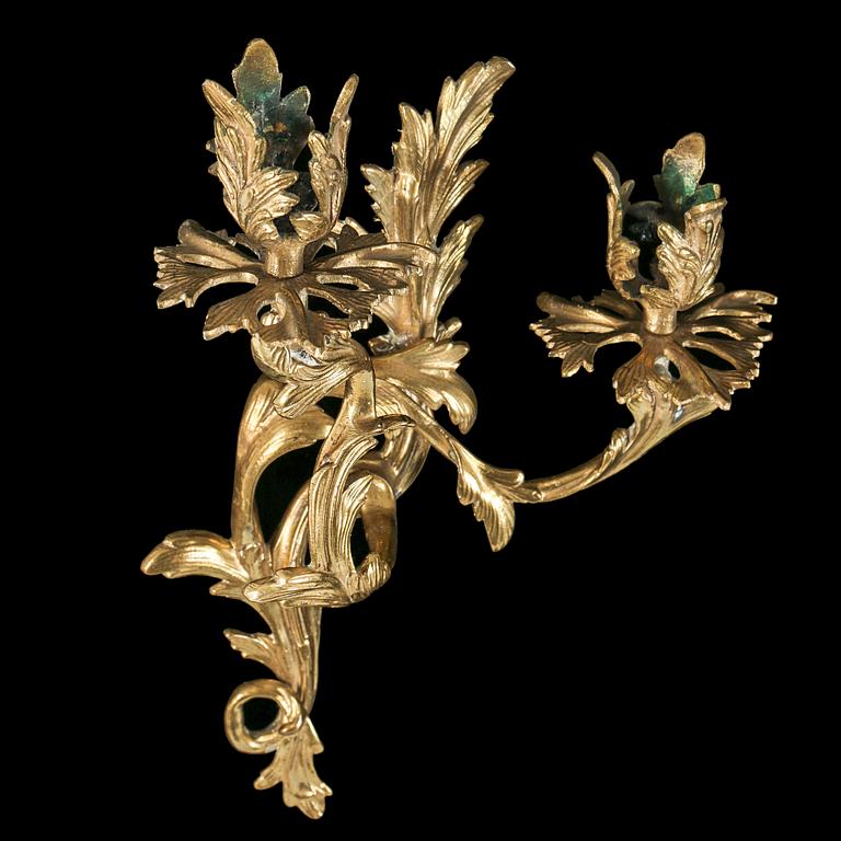 VÄGGAPPLIQUER, ett par, förgylld brons, Louis XV-stil, omkring år 1900.