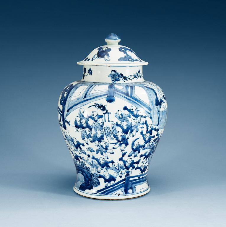 A blue and white jar with cover, Qing dynasty, Kangxi (1662-1722).