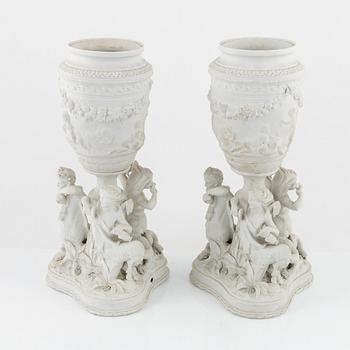 Urnor, ett par, parian, Oscar II:s ägarmärkning, 1800-talets mitt.