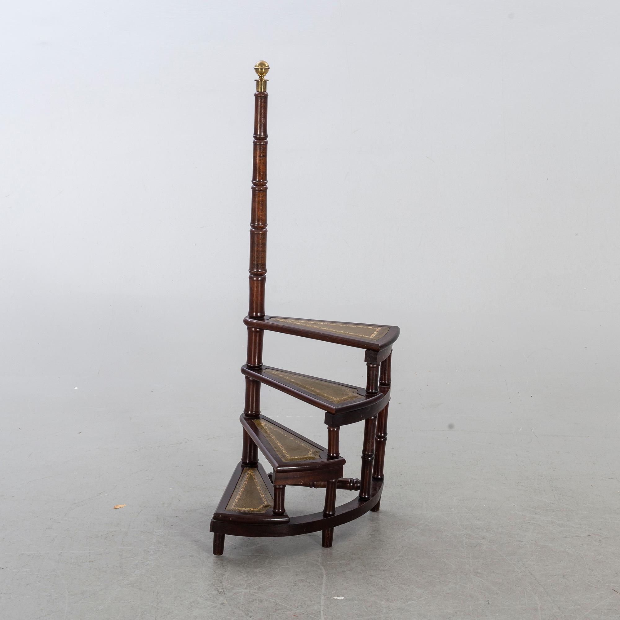 BIBLIOTEKSSTEGE, engelsk stil, 1900-talets andra hälft.