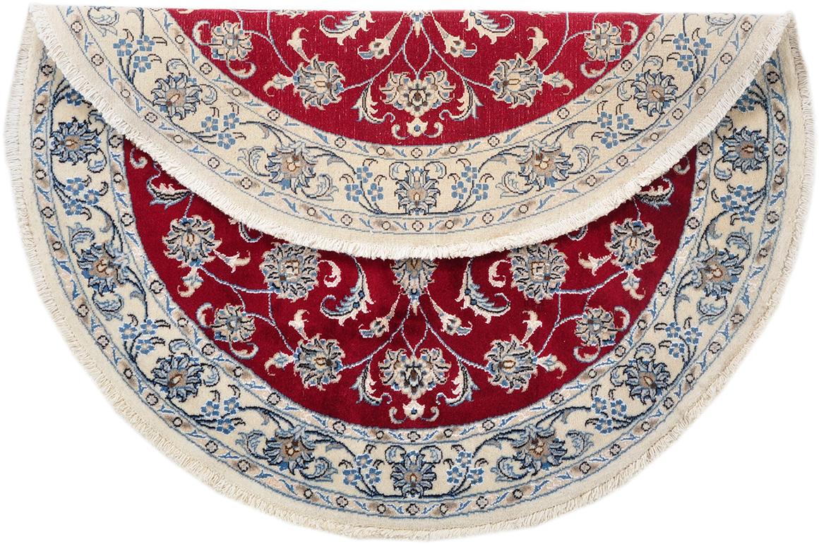 A carpet, Nain, part silk, so called. 9LAA. Diameter 137 cm.