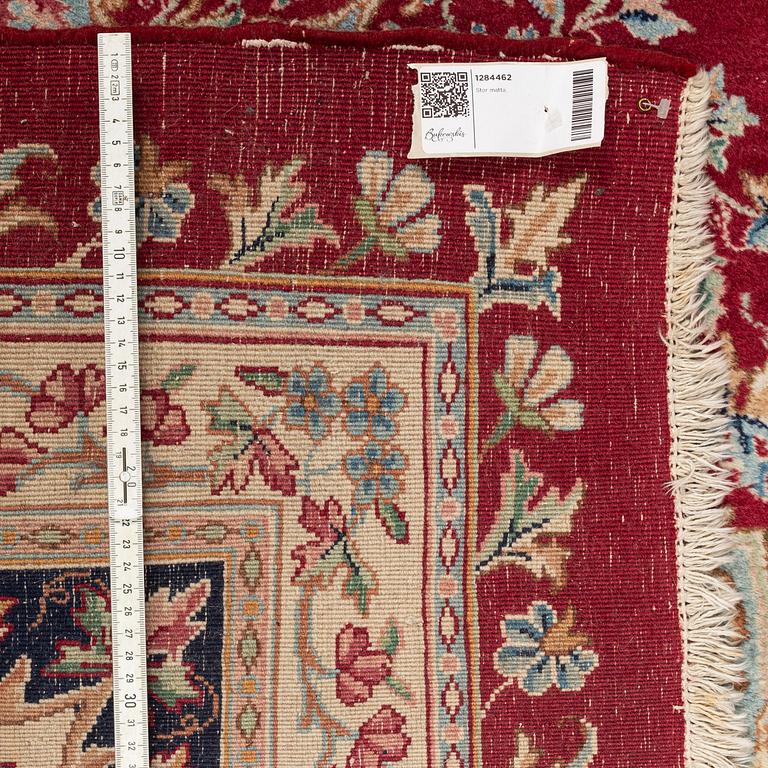 A carpet, a semi-antique/old Kerman, ca 413,5-418 x 295-299 cm.